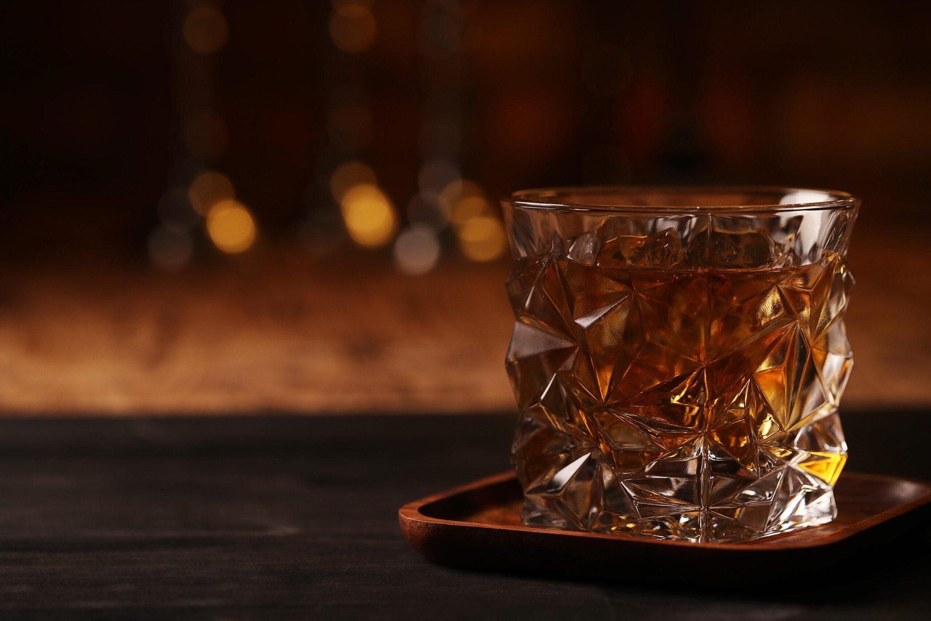 Whisky im verzierten Glas